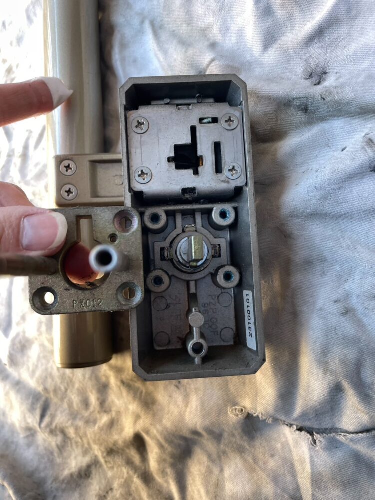 立山アルミ　CAPIOS　D9シリンダー交換中