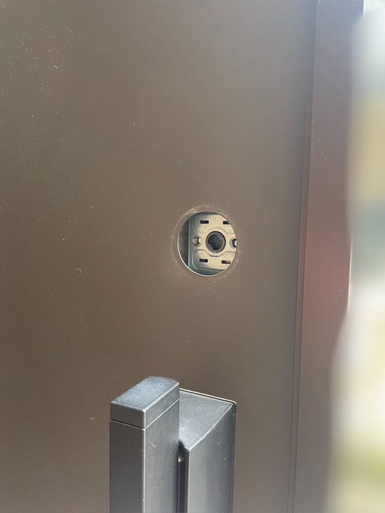 YKKap　玄関ドア　鍵交換作業中